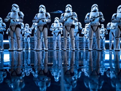 Stormtroopers en Star Wars: Rise of the Resistance Cincuenta Storm Troopers de la primera orden lucen amenzantes al arrivar en la bahía de un Destroyer en la atracción de Star Wars Galaxy´s Edge: Rise of the resistance. en Disney´s Hollywood Studios. (Matt Stroshane, photographer)