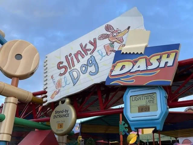 Relojes de fila regular y Lightning Lane en Slinky Dog Dash, Hollywood Studios