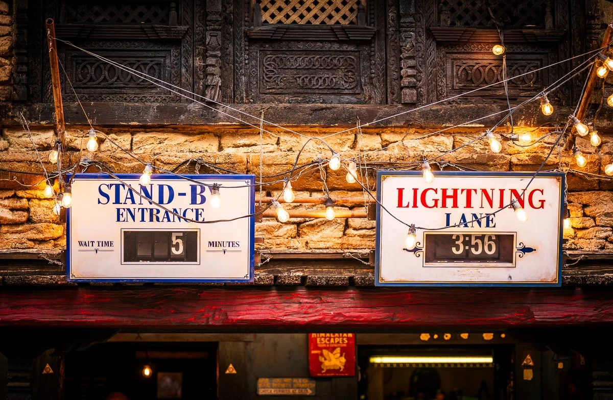 Carteles de fila regular (Stand-By) y Lightning Lane en Animal Kingdom