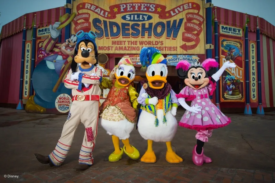 Goofy, Daisy, Donald y Minnie frente a Pete's Silly Sideshow en Magic Kingdom
