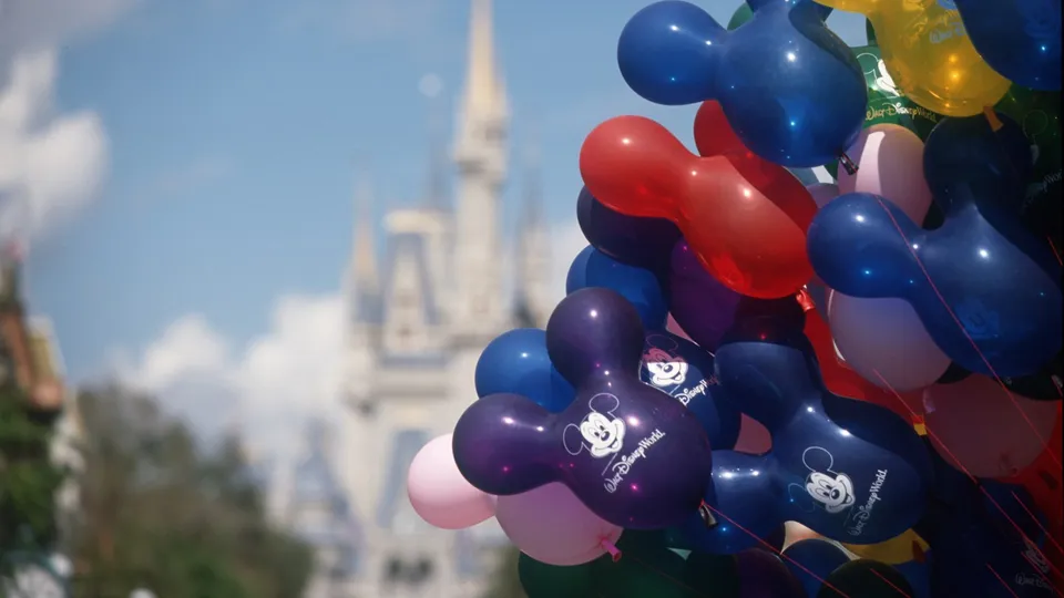 Globos de Mickey frente al Castillo de Cenicienta en Magic Kingdom