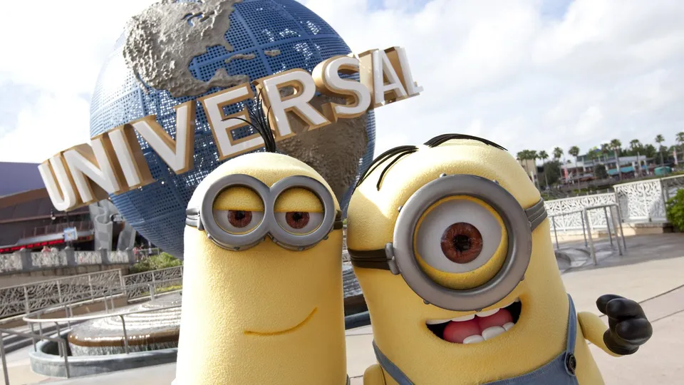 Minions frente al globo de Universal Studios Florida