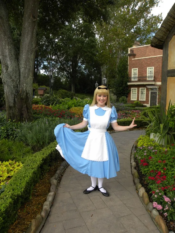 Alicia en los jardines del pabellón de Reino Unido en EPCOT, Walt Disney World