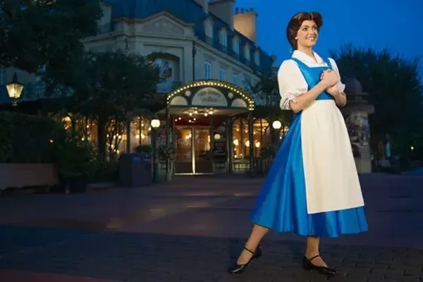 Bella en el pabellón de Francia en EPCOT, Walt Disney World