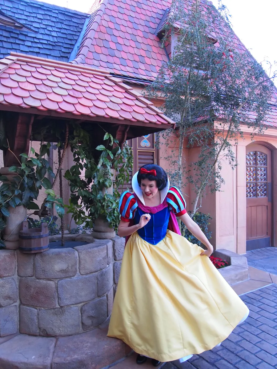 Blancanieves junto al pozo del pabellón de Alemania en EPCOT, Walt Disney World