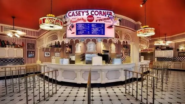 Interior de Casey's Corner en Main Street USA