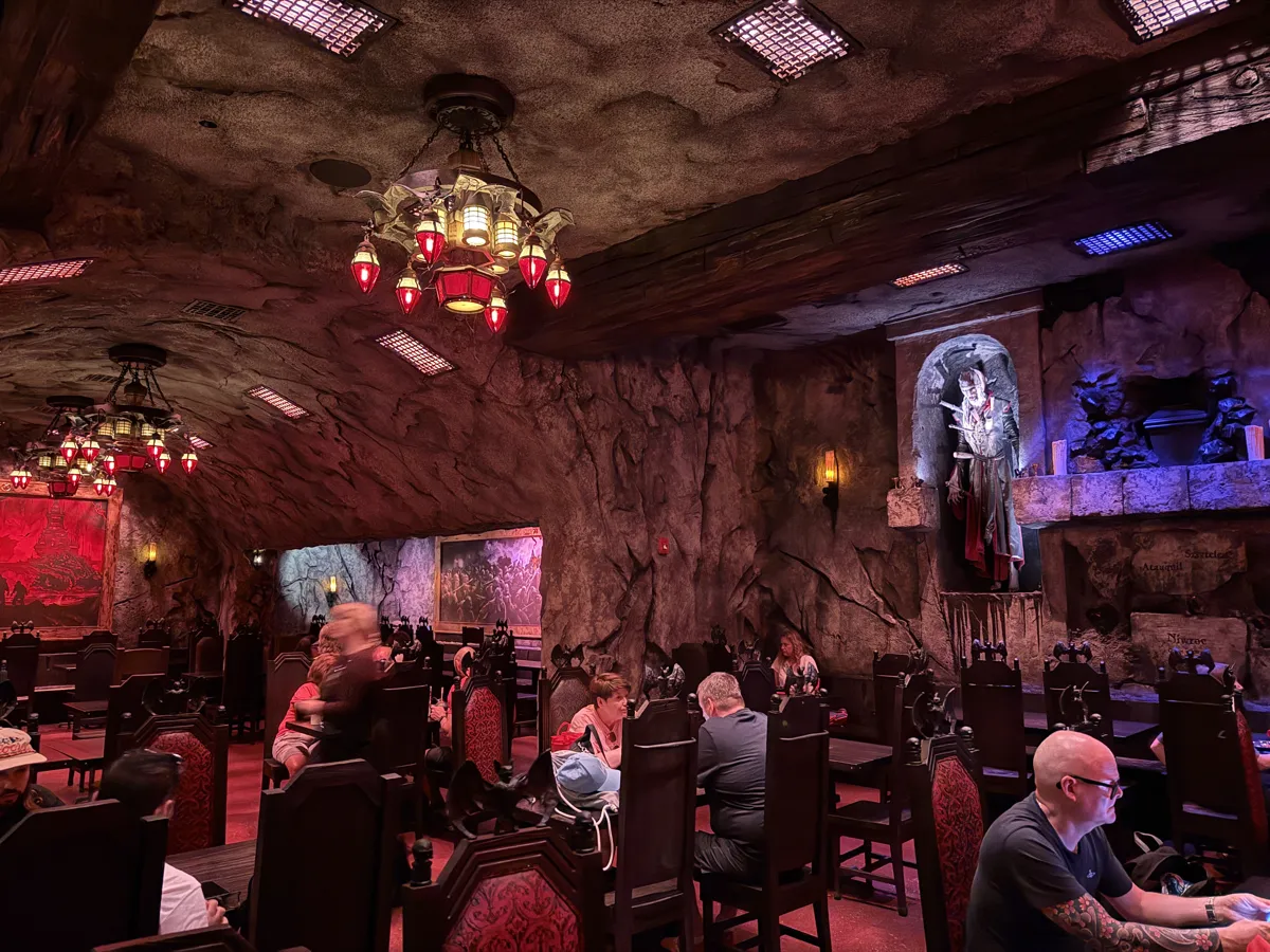 Restaurante Das Stakehaus en Dark Universe en Epic Universe, Universal Orlando