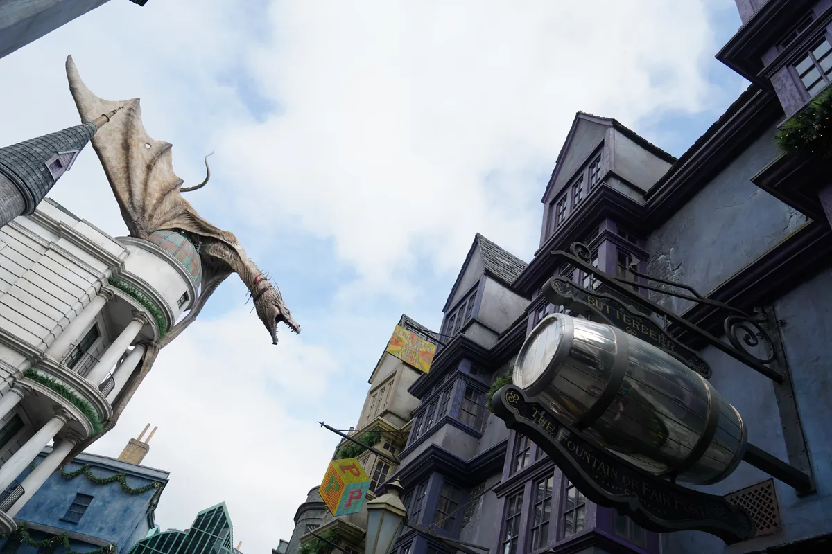 El dragón sobre el banco Gringotts en Diagon Alley en Universal Studios, Universal Orlando