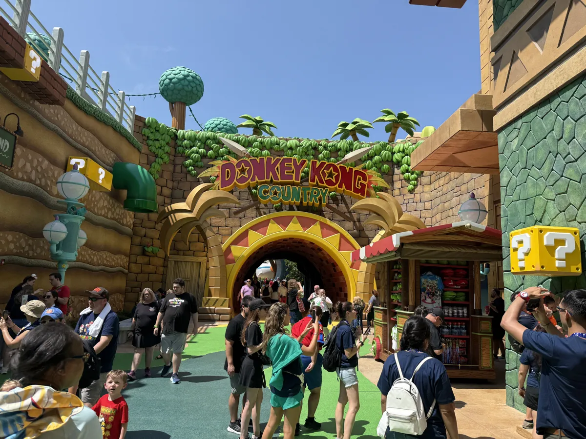 Entrada a Donkey Kong Country en Super Nintendo World en Epic Universe, Universal Orlando