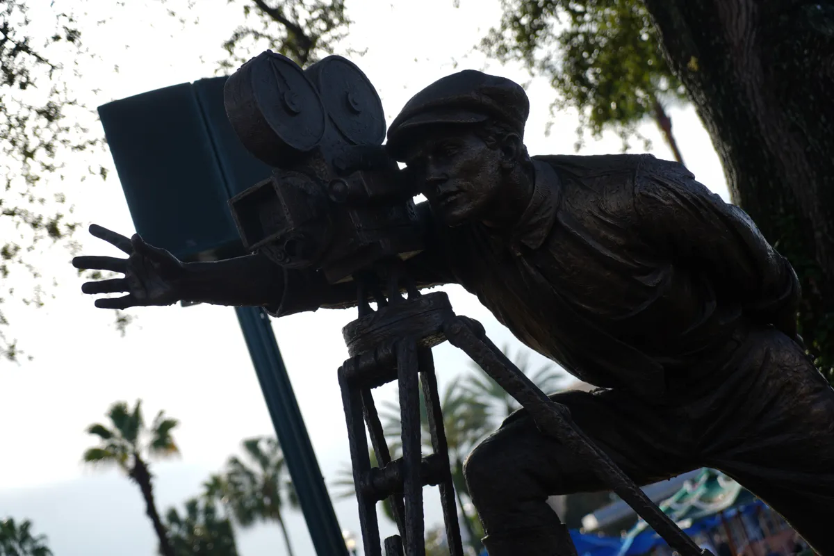 Estatua del camarógrafo en Echo Lake, Hollywood Studios