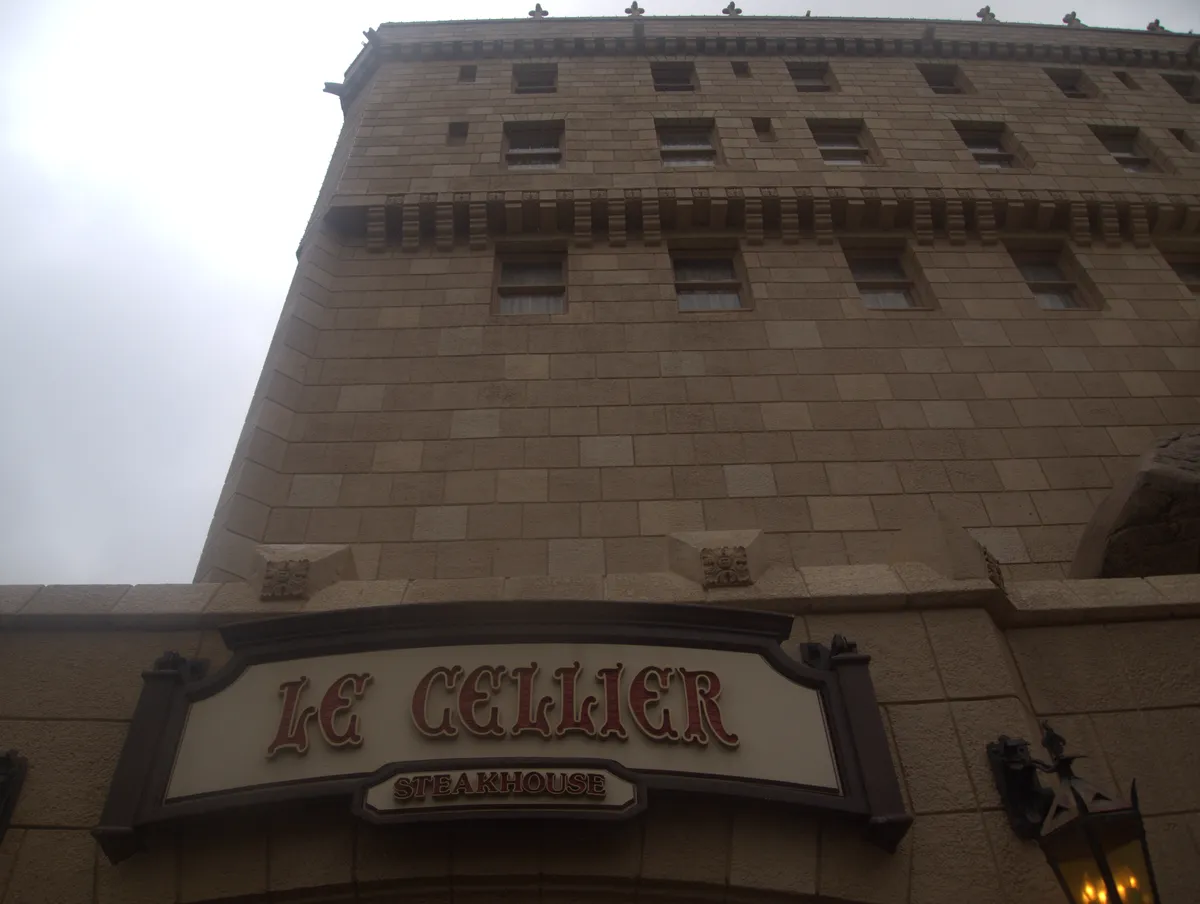 Entrada de Le Cellier Steakhouse en el pabellón de Canadá en EPCOT, Walt Disney World