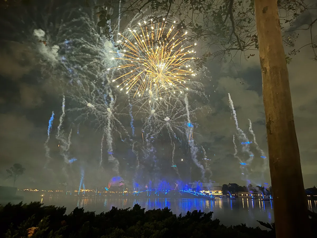 Luminous The Symphony of Us sobre la laguna en EPCOT, Walt Disney World
