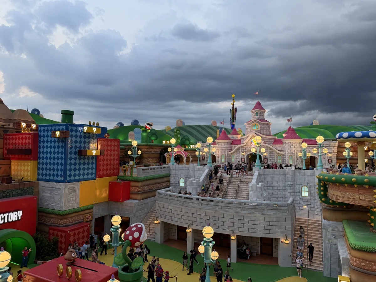 Super Nintendo World con el castillo de Peach al fondo en Epic Universe, Universal Orlando