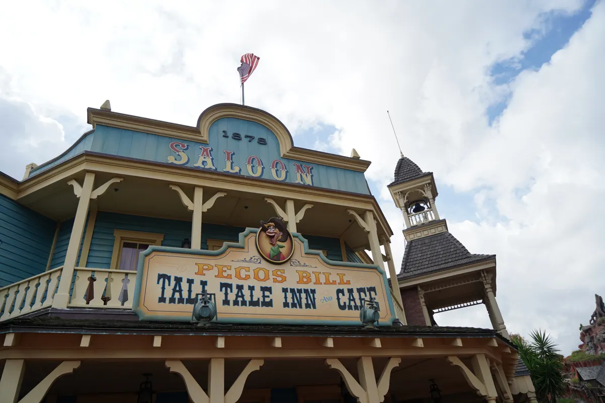 Fachada de Pecos Bill Tall Tale Inn and Cafe en Frontierland, Magic Kingdom