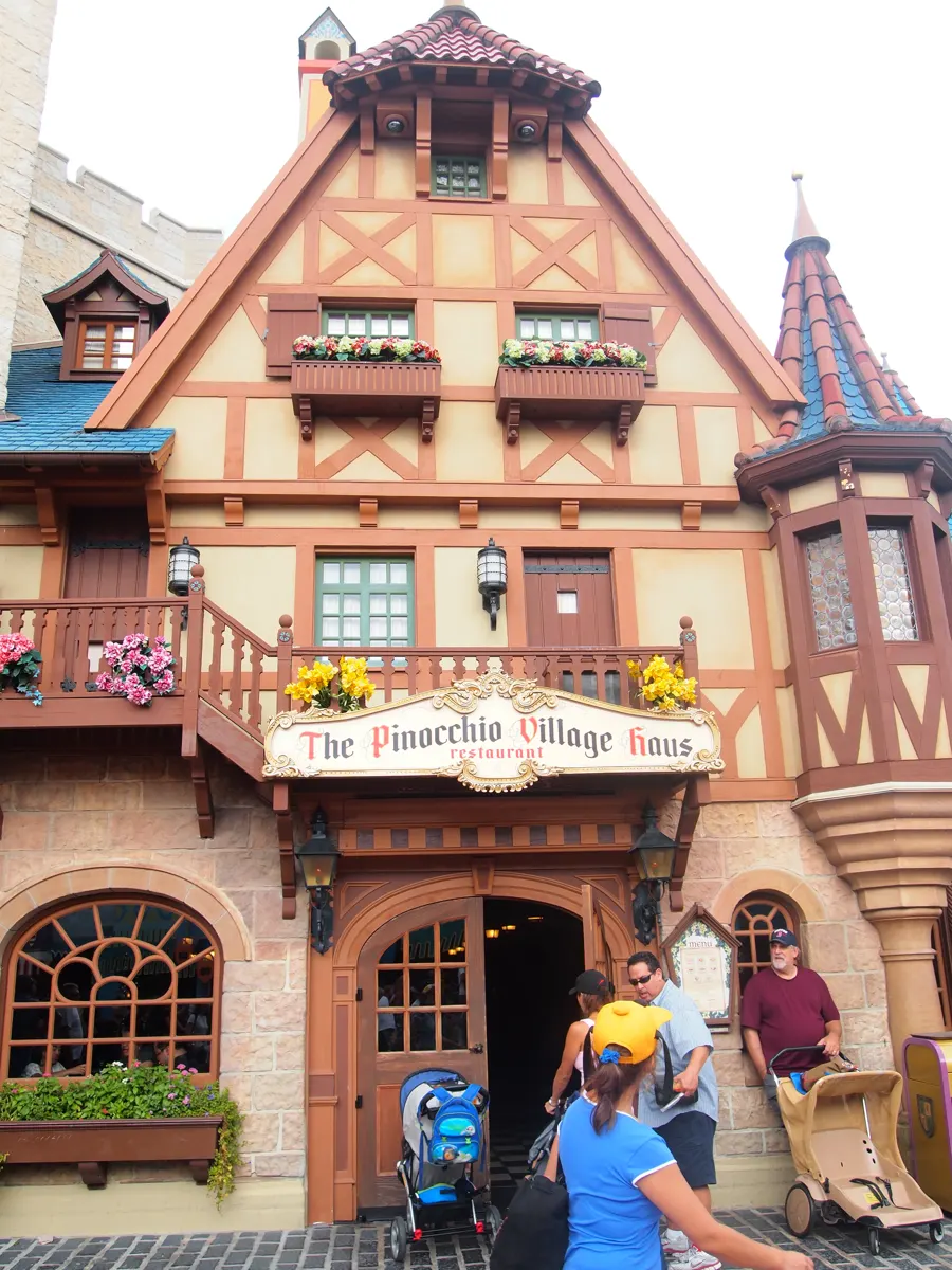 Fachada de Pinocchio Village Haus en Fantasyland