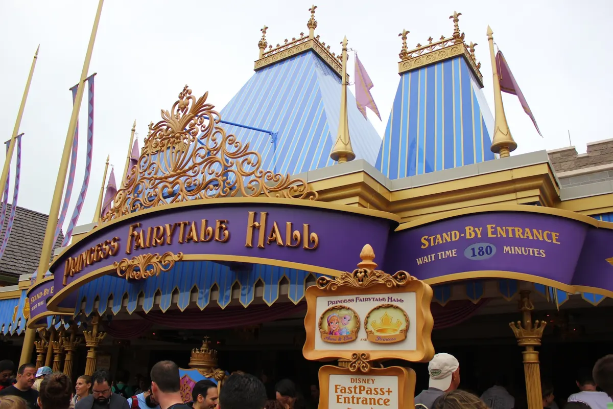 Fachada de Princess Fairytale Hall en Fantasyland
