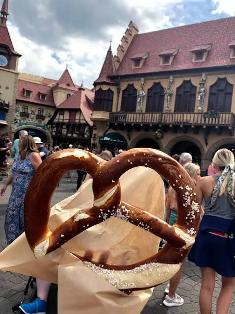 Pretzel de Sommerfest en el pabellón de Alemania en EPCOT, Walt Disney World