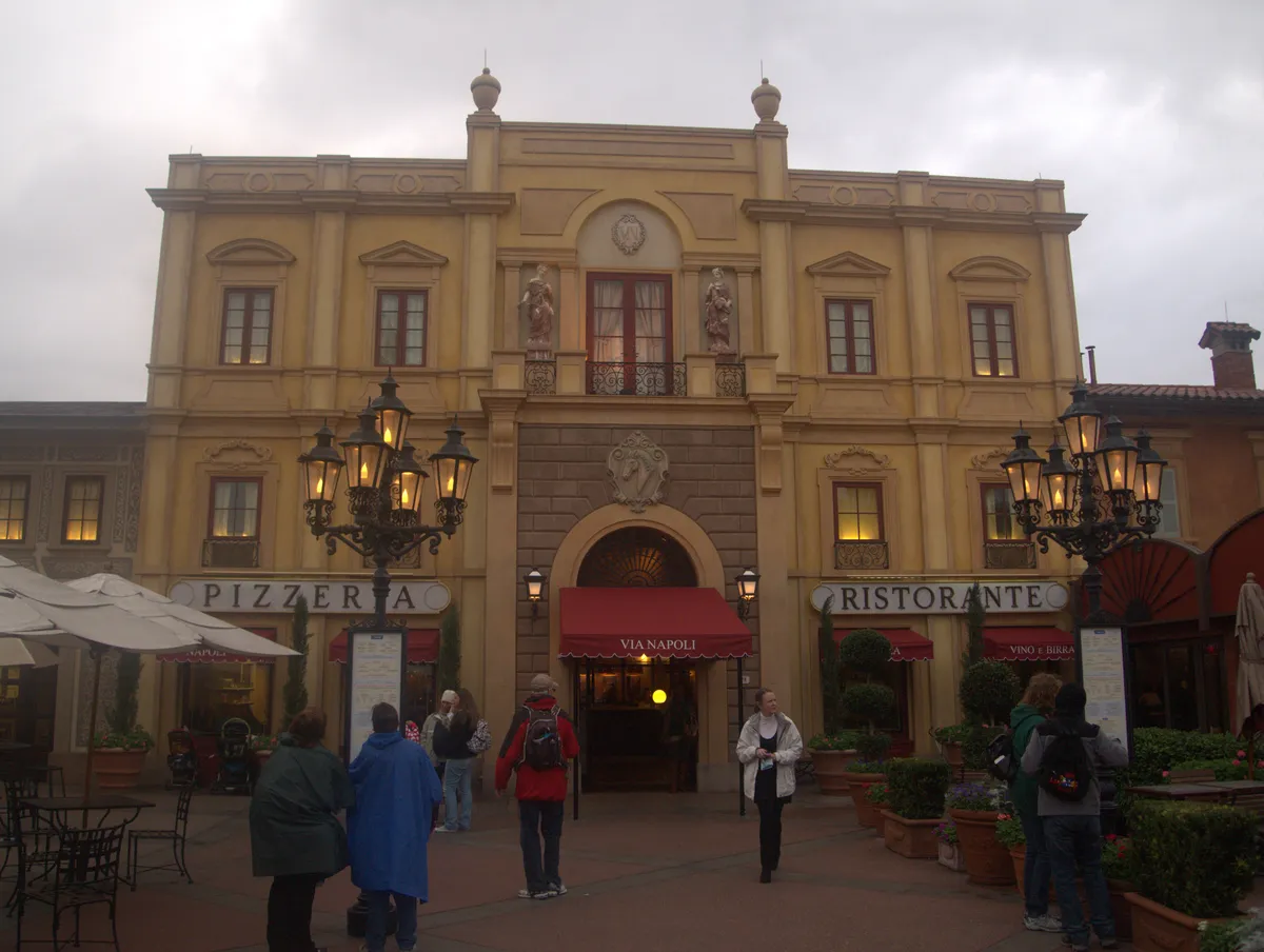 Fachada de Via Napoli en el pabellón de Italia en EPCOT, Walt Disney World